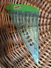 Squadra con righello e normografo. Faceva parte della casetta del Mulino Bianco