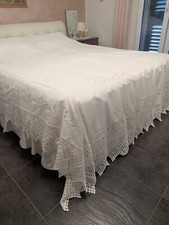 Bellissimo copriletto in lino bianco, con un delicato ricamo a intaglio.