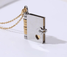 Vasco Rossi ,Ciondolo con ciondolo libro  personalizzabile con la tua frase!