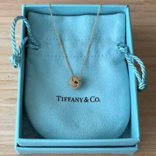 Collana con ciondolo nodo