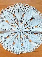 Centrino rotondo fatto a mano ad uncinetto diametro 22 cm