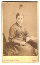 Fotografia G. Walmsough Webster, Chester, Bridge Street, donna in abito formale 