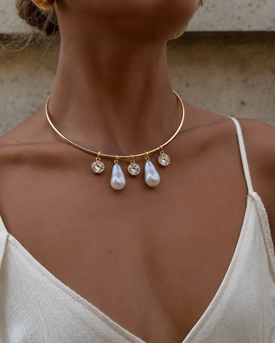 Collana girocollo con ciondolo