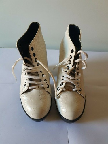 Scarpe bianche con carrarmato