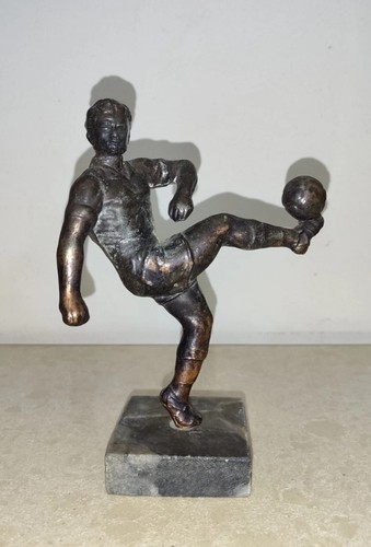 Statua bronzo calciatore - in, "calciatore"