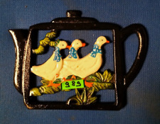 989-ANTICO SOTTOPENTOLA IN GHISA  CON OCHE A FORMA DI THEIERA