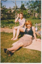 Due giovani donne che si