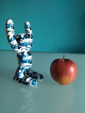 "SEVEN" Gadget "Omino Portatelefono e Portacuffie", plastica rigida, h. 18 cm.