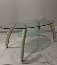 tavolino salotto vetro Ovale Con quattro piedi di Acciaio