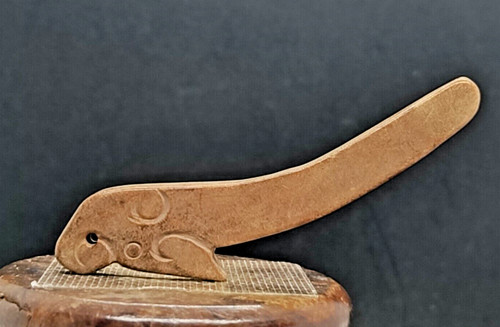 Antica scultura pesce astratto