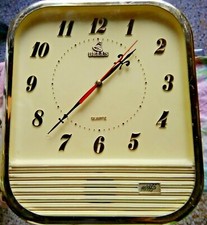 enorme orologio pubblicitario