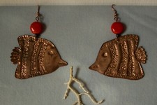 orecchini artigianali pendenti a forma di pesce. Rame e pietra agata arancione 