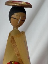 Bambola giapponese in legno artigianale decorazione oro stile tradizionale usata