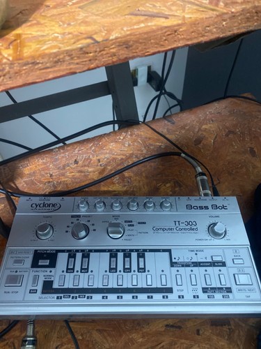 Cyclone bass bot roland tb - bass,
