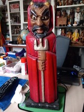 Porta bottiglia di legno intagliato