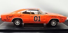 DUKES OF HAZZARD Cast (7) Firmato Generale Lee 1:18 Die Cast Modellino Auto Beckett BAS
