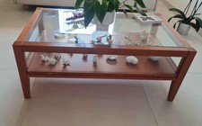 Mobile soggiorno  composto da madia,vetrinetta e taavolinetto.In ciliegio