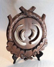 Trofeo zanne di cinghiale su supporto in legno decorato