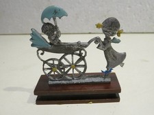 vecchio soprammobile BAMBINA CON CARROZZINA OMBRELLO peltro e legno cesellato di