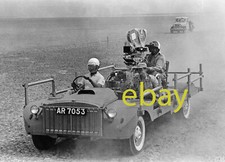 JOHN WAYNE HATARI! Howard Hawks 8x10 raro CANDID Elsa Martinelli su macchina fotografica!