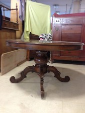 vecchio e grande tavolo tondo