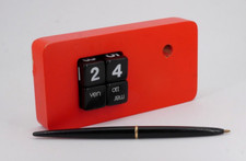 Calendario Perpetuo Modernariato Vintage da tavolo legno rosso space age penna