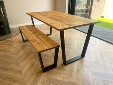 Tavolo da pranzo rustico struttura a V gambe in acciaio. Stile industriale.