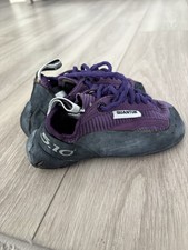 Scarpe da arrampicata su