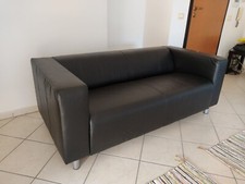 Divano 2 posti ecopelle marca IKEA modello Klippan