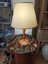 lampada da tavolo base e stelo in legno molto elegante nuova chiusura negozio