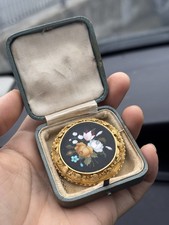 una raffinata spilla in pietra