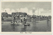 BELLA CARTOLINA DI RIMINI DOPO IL BAGNO CON MOLTISSIME PERSONE PATTINO MOSCONE