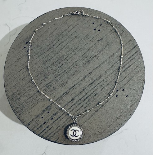 Ciondolo chanel smalto - ciondolo, 3/4”