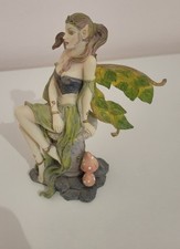 “Statuina Fatina Fantasy in Resina – Decorazione da Collezione  Foglia e Funghi 