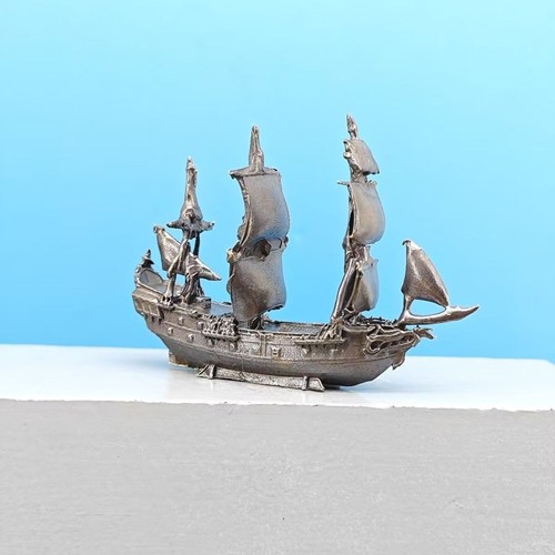 Statua nave fantasma ottone