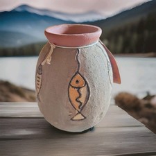 Vaso in Terracotta Panciuto con Decorazione Pesci Incisi 