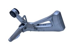 GRUPPO PEDANA POSTERIORE DESTRA ORIGINALE SUZUKI SV 650 S 2001