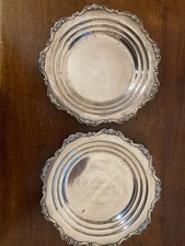 Due piattini argento 800 cesellato a mano. Diametro 17. Punzonati