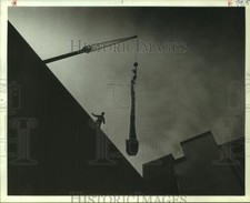 1983 Press Photo Worker &