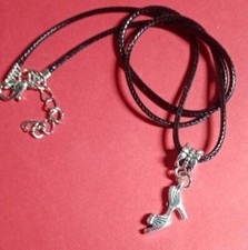 GIROCOLLO UNISEX LACCETTO INTRECCIATO CON CIONDOLO SCARPETTA