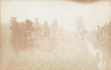 Soldati tedeschi con cavalli