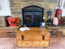 Vecchia cassapanca antica in pino, baule portaoggetti vintage in legno, scatola coperta, tavolino.