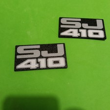 2 TARGHETTE LATERALI SJ410 SUZUKI X SAMURAI SANTANA SJ410  SJ 410 STEMMA FREGIO