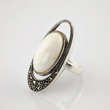 Anello in argento con onice bianca e marcasite