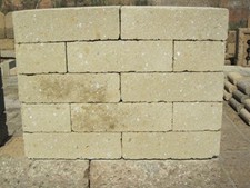 Tufo giallo chiaro