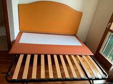 Letto imbottito in ecopelle con secondo letto estraibile, completo di testata
