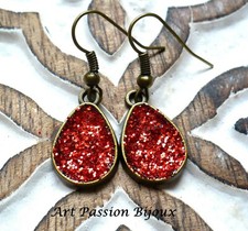 Piccoli orecchini a goccia con glitter rosso, fatti a mano, color bronzo