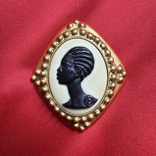 Spilla donna afroamericana