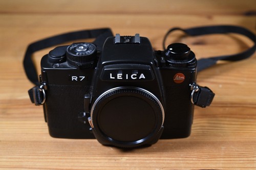 Leica camera body mint - r7,