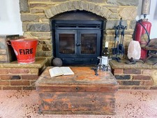 Vecchia cassapanca antica in pino, baule portaoggetti vintage in legno, scatola coperta, tavolino.